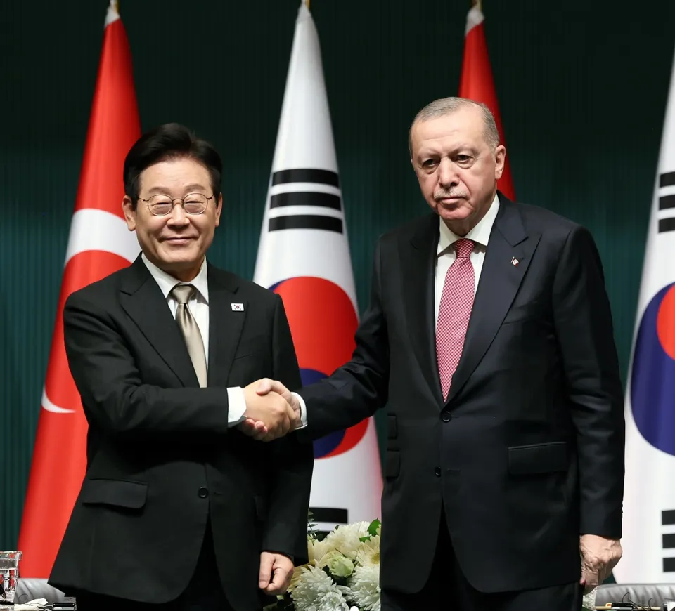 Güney Kore Cumhurbaşkanı, Lee Jae Myung ile Türkiye Cumhurbaşkanı Recep Tayip Erdoğan, Kül
