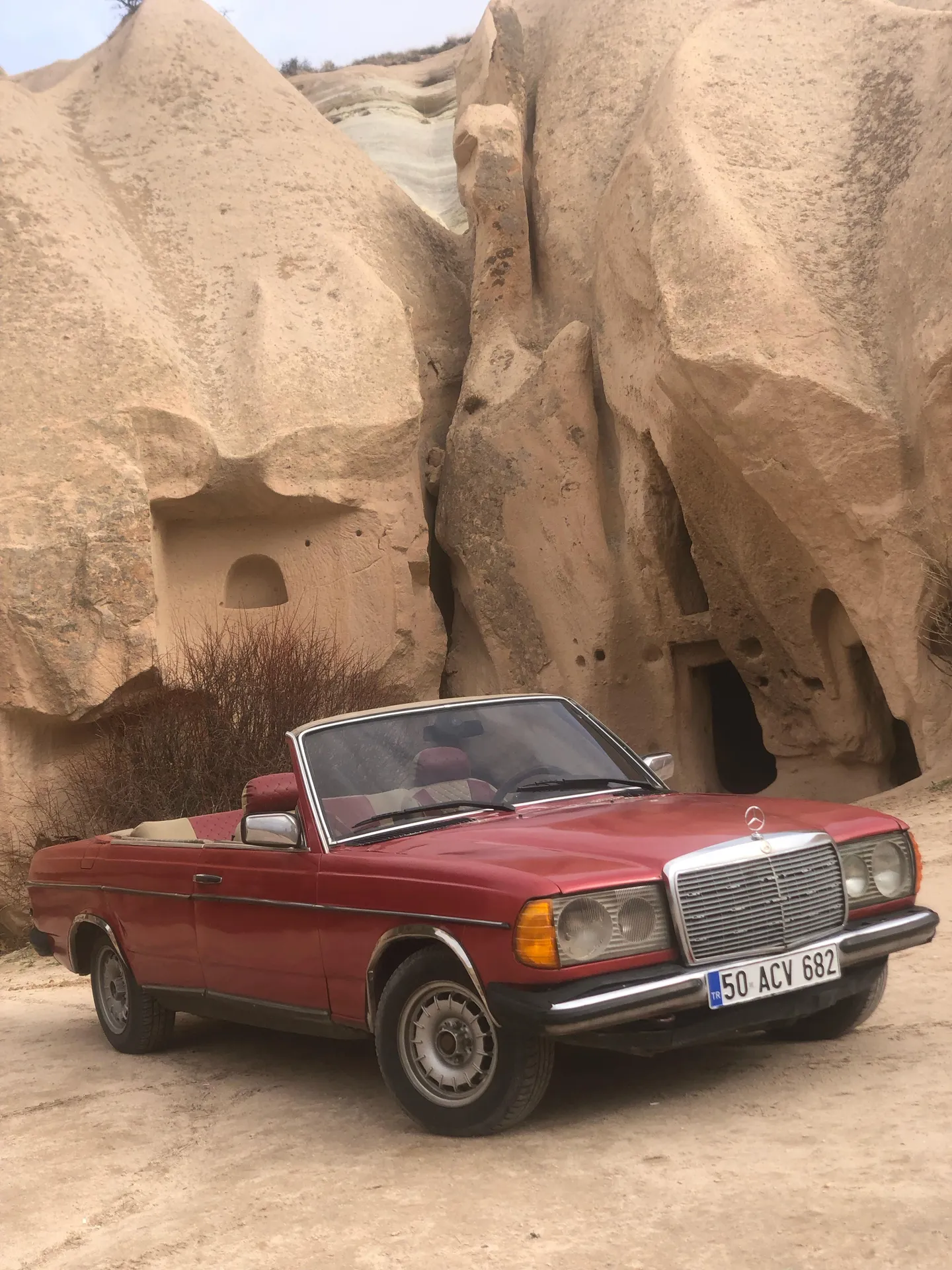Balonlar Eşliğinde Klasik Araba / Mercedes Kırmızı 1977